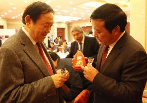 2011年12月22日，時任全國人大常委會副委員長、民盟中央主席蔣樹聲聽取國緣酒介紹。